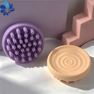 Cepillo de silicona para masaje del cuero cabelludo con dientes cónicos para uso en el hogar y en salones de belleza - Product Image 5