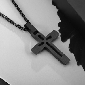 Pendentif croix évidée en acier au titane de personnalité simple pour hommes Bestseller de la mode européenne et américaine transfrontalière - Product Image 1