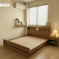 Cadre de lit plateforme moderne en panneaux massifs naturels à profil bas avec éclairage d'ambiance LED intégré, tête de lit avec rangement et fentes de rangement encastrées