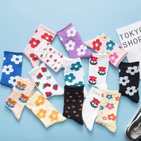 Vente en gros de chaussettes d'automne en coton absorbant la sueur sans odeur bord bouclé fleurs mignonnes chaussettes d'équipage pour femmes