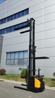 Gerbeur électrique autoporté avec fourches réglables, capacité 1000 kg, hauteur de levage 3 mètres, pour la manutention en rayonnage
