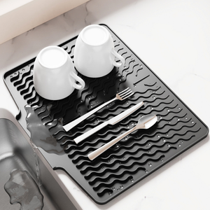 Tapis de séchage en silicone écologique, réutilisable, durable et non toxique pour comptoir de cuisine, design moderne incliné, 40x33cm - Product Image 1