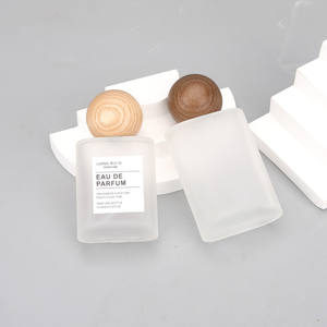 بيع بالجملة لعبوات عطر زجاجية فاخرة مربعة ومسطحة مخصصة للنساء، سعة 30 مل و 50 مل، بلون ثلجي فارغة مع غطاء خشبي وعلبة - Product Image 5
