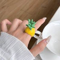 Luxuriöser Goldener Metallischer Ananas-Ring Niedlicher Emaille-Frucht-Ring mit Dickem Band Cocktail-Ringe Ästhetischer Sommer-Strand-Schmuck für Frauen