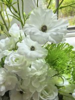 Maßgefertigtes Handgemachtes Weiß-Grünes Minimalistisches Seiden-Blumen-Tischgesteck Künstliche Rosen- und Calla-Lilien-Arrangement für Hochzeiten und Feiern