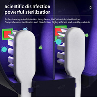 Stérilisateur de brosses à dents mural UVC en gros avec horloge LED, capteur de mouvement et chargement USB Type C pour la maison, l'hôtel, la salle de bain (OEM)