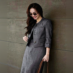 เสื้อเบลเซอร์ครอปผู้หญิง รุ่น B9054 ลายทางทอแบบมินิมอล คอทรงกลม ระบายอากาศได้ดี เหมาะสำหรับใส่ทำงาน ดีไซน์หรูหรา ตัดเย็บอย่างประณีต - Product Image 1