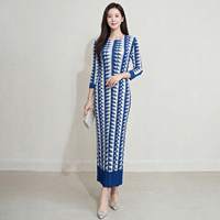 Robe mi-longue plissée anti-rides Miyake à rayures, nouvelle collection printemps-été, col rond, manches courtes, coupe ajustée, en polyester