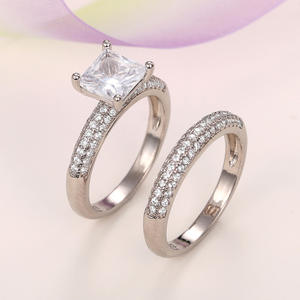 Anillo de compromiso de oro blanco con diamante talla princesa para mujer Q051 con piedras laterales de color D natural - Product Image 3