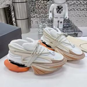 รองเท้าผ้าใบแฟชั่นผู้ชายคุณภาพสูง น้ำหนักเบา ระบายอากาศดี ซับแรงกระแทก ป้องกันกลิ่น พื้นหนา รองเท้ากีฬาลำลอง - Product Image 3