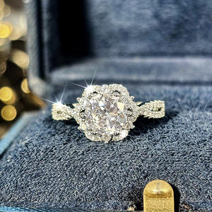 Anello di fidanzamento da donna Q604 in oro bianco con diamante taglio brillante rotondo naturale colore D con montatura a halo - Product Image 1