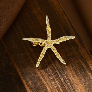 Broche Étoile de Mer en Acier Inoxydable 316L Plaqué Or PVD – Cadeau Unisexe Tendance - Product Image 3