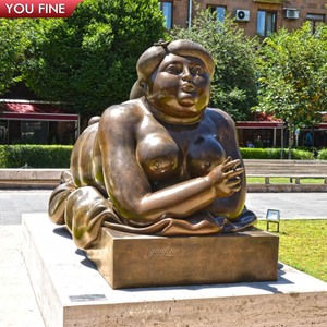 Sculpture YOUFINE en bronze style Botero, femme corpulente allongée, patine foncée antique, statue féminine voluptueuse pour cour de bâtiment - Product Image 4