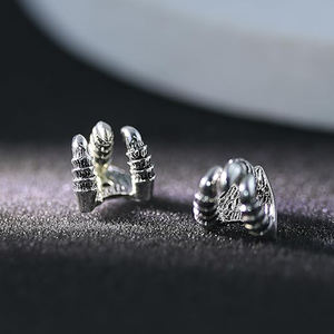 Pendientes de garra de dragón góticos retro europeos y americanos vintage, desgastados, clásicos, para fiesta rock, estilo punk callejero, para mujer - Product Image 3