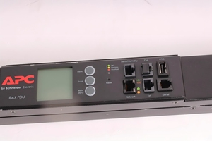 PDU para Rack AP8959, 2G Conmutado, 20A/208V 16A/230V, 21 Tomas C13 y 3 Tomas C19, Clasificación IP54, Bloqueo Antimanipulación - Product Image 2