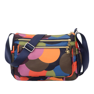 Sac bandoulière portable vintage en nylon pour femmes d'âge moyen et âgées – Vente en gros disponible - Product Image 2