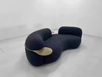 Sofá Seccional Nórdico Moderno de Lujo Ligero en Tela de Lana de Cordero con Diseño Curvo Artístico para Sala de Estar Familiar Pequeña o Tienda de Ropa