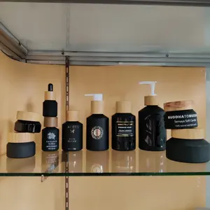 Packaging cosmetico trasparente trasparente inclinato bottiglia di vetro e vaso per il siero essenza lozione per il viso detergente crema con legno di bambù