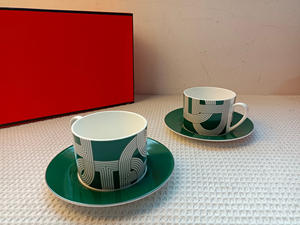 Ensemble de luxe 2 tasses et soucoupes en céramique noir et blanc, design Runway, idéal pour le thé de l'après-midi pour 2 personnes, parfait pour les cadeaux promotionnels - Product Image 3