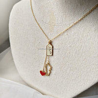 Collier personnalisé plaqué or avec contour de la carte du Liban, plaque nominative arabe et pendentif cœur en émail rouge superposé sur chaîne