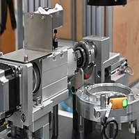 Machine d'assemblage automatique de rotors PMSM pour véhicules électriques avec encastrage magnétique robotisé, serrage hydraulique et inspection visuelle des défauts en ligne
