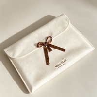 Pochette en toile personnalisée avec logo, ruban et nœud, sac anti-poussière de luxe en coton pour emballage de pyjamas (vente en gros)