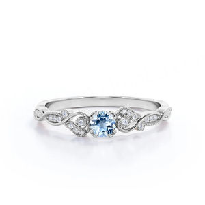 Anillo de Compromiso Delicado con Diseño Floral y Engaste de Garra, Corte Redondo, Aguamarina y Circonita Cúbica, Chapado en Oro S925 - Product Image 1