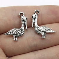 Breloque en forme de pélican debout 23x19mm en alliage de zinc argenté antique avec plume texturée pour cadeaux de mariage côtiers