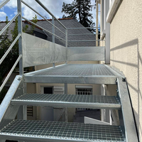 Escalier extérieur en acier galvanisé avec marches antidérapantes pour évacuation en cas d'incendie, usage industriel, marches d'escalier préfabriquées en acier