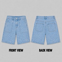 Jeans Jort en denim bleu clair délavé avec broderie personnalisée, panneaux et coutures de style charpentier, logo brodé