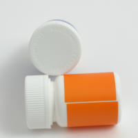 Cannacoast – Bouteille cylindrique en plastique à bouchon à vis anti-enfants personnalisée pour fleurs, herbes, comprimés, pilules et médicaments