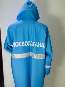 Impermeable Industrial de PVC Azul Resistente con Cinta Reflectante y Logotipo Personalizado en la Espalda - Product Image 3