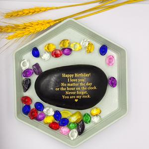 Artisanat en pierre de rivière pavée faite à la main polie en noir avec gravure et sculpture personnalisées pour les cadeaux et les décorations de style amoureux - Product Image 2