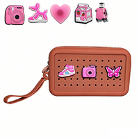Chinfai Nouveaux cadeaux de Noël : Sac de poignet en silicone DIY avec boucle de dessin animé, sac portable pour pièces de monnaie et téléphone portable avec fermeture éclair