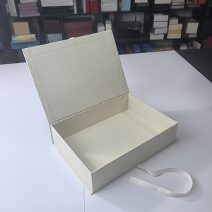 Elegante Scatola Regalo in Lino con Chiusura Magnetica |   Dimensioni, colore e design personalizzabili |   Confezioni Ispirate ai Libri - Product Image 2