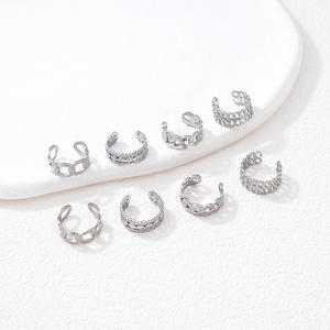 Boucles d'oreilles créoles minimalistes en acier inoxydable plaqué or 18 carats, étanches, sans perçage, à clipser, vente en gros - Product Image 3