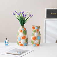 Vase en céramique circulaire peint à la main, style nordique moderne, émaillé coloré, pièce décorative haut de gamme pour bureaux de vente, salons et salles à manger