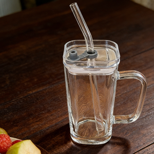Caneca Esportiva de Vidro Transparente Ecológica e Moderna com Alça e Tampa para Bebidas de Verão, Chá e Leite - Product Image 4