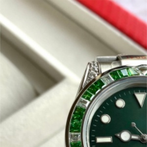 Reloj de Buceo Deportivo para Hombre con Bisel de Zafiro Verde y Acero 904L, con Función de Fecha, Estilo Moderno y Elegante - Product Image 3