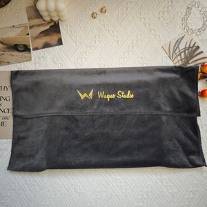 Sac enveloppe en velours gris personnalisé de haute qualité avec logo imprimé, pour vêtements, t-shirts, chapeaux, parfums, <span class=keywords><strong>pochette</strong></span> anti-poussière en velours - Product Image 1