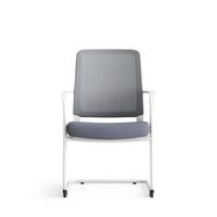 Chaise de bureau ergonomique en maille, style moderne et coloré, dossier mi-haut, avec accoudoirs fixes, idéale pour les salles de conférence