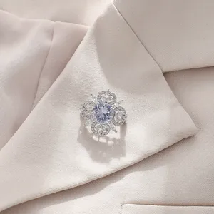 Bros Pin Kristal Mewah Berlapis Emas untuk Wanita, Model Retro Court <span class=keywords><strong>Emerald</strong></span> Hollow Out Anti-Silau dengan Gesper, Hadiah Pernikahan - Product Image 4
