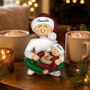 Figurine de Noël en résine Père Mère Bébé, ours en peluche câlin sur lèvres, chapeau de Père Noël, berceau, cadeau souvenir à suspendre à l'arbre - Product Image 4