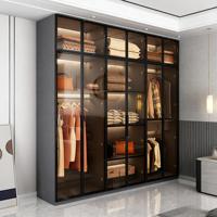 Armoire de chambre moderne en bois avec portes en verre fumé, éclairage LED, tiroirs et étagères personnalisés pour le rangement des vêtements, zone repas