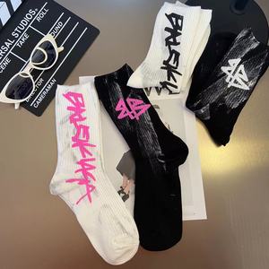 Chaussettes tendance streetwear graffiti pour femmes, mi-mollet, imprimées lettres, style délavé, pour couples, vente en gros - Product Image 4