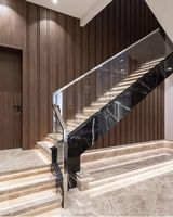 Escalier moderne en bois massif et marbre, avec marches ouvertes, garde-corps en verre durable, design droit pour appartements, métal écologique