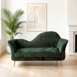 Sofá de Dos Plazas Curvo de Terciopelo Verde Oscuro Estilo Retro Francés, con Patas de Metal Dorado, para Bodas y Eventos, Venta al Por Mayor de Fábrica - Product Image 1
