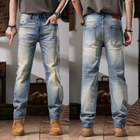 Jean droit en denim délavé bleu clair dégradé avec patch en cuir au dos pour homme, coupe mi-extensible, style vintage, délavé effet moustaches, pour usage quotidien et décontracté