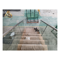 Escalier à monopoutre en acier inoxydable avec marches flottantes en bois et finition antidérapante