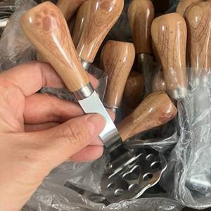 Écrase-pommes <span class=keywords><strong>de</strong></span> terre <span class=keywords><strong>de</strong></span> cuisine en acier inoxydable <span class=keywords><strong>de</strong></span> qualité alimentaire, outil <span class=keywords><strong>de</strong></span> pâtisserie en forme <span class=keywords><strong>d</strong></span>'<span class=keywords><strong>ours</strong></span>, broyeur domestique avec manche en bois pour patates douces et ignames - Product Image 2